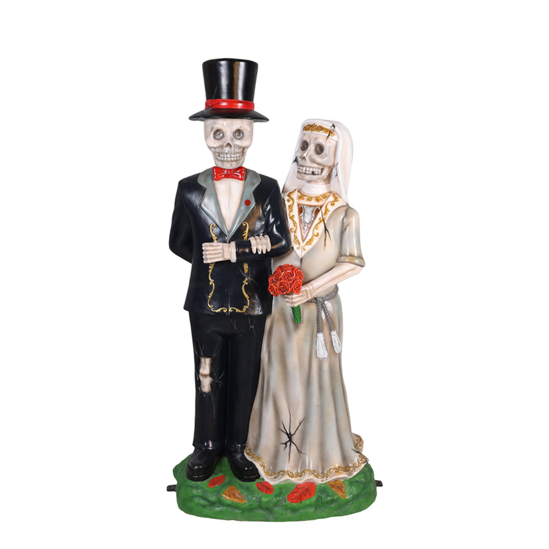 A married couple skeleton statue front view